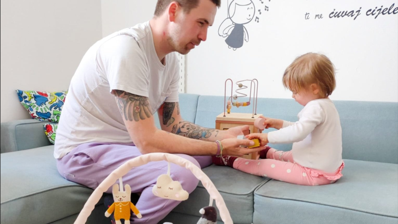 Petar je uzeo ženino prezime, bio na porodu i ne vidi čemu hvaliti očeve koji mijenjaju pelene: 'Dijete smo zajedno napravili'