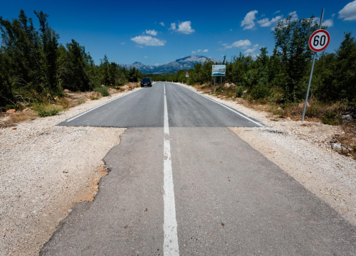 Ovo je cesta koja dijeli našu i Zadarsku županiju. Naša strana je ova u lošijem stanju