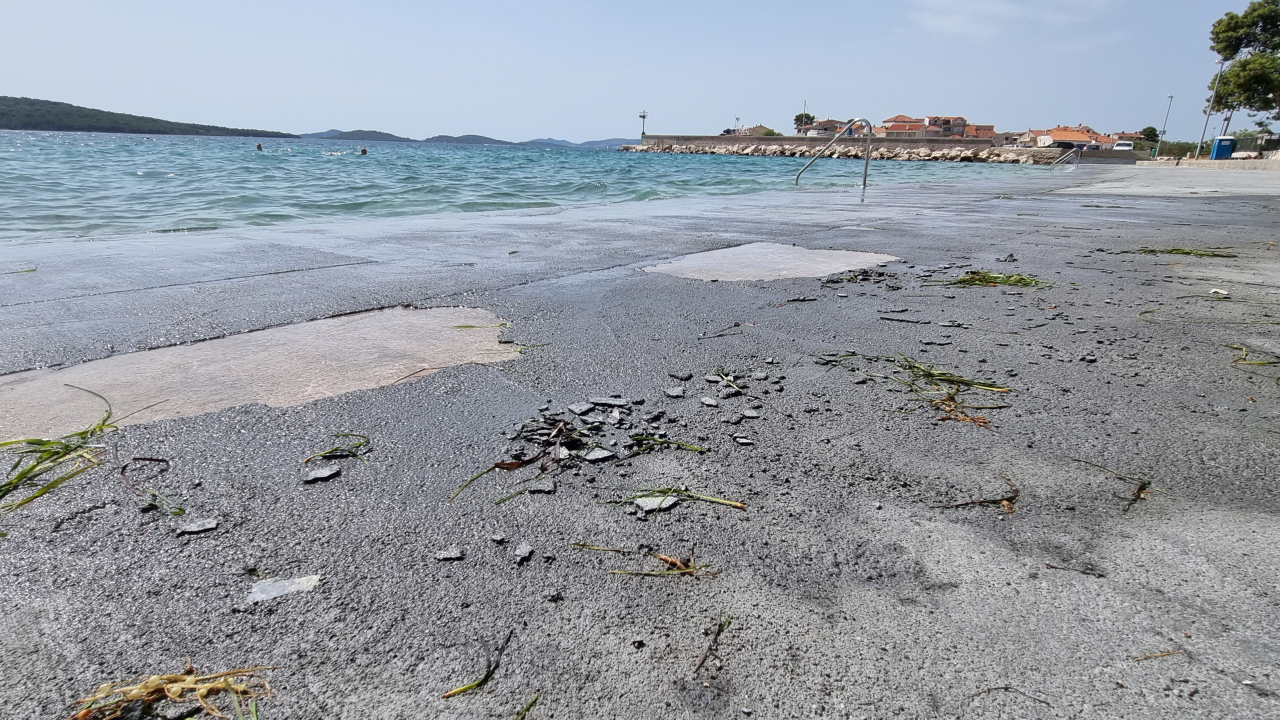 Kupači nezadovoljni obnovljenom plažom u Zablaću: Raspada se gornji sloj betona