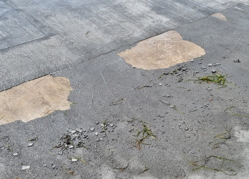 Fotografija 2 - Kupači nezadovoljni obnovljenom plažom u Zablaću: Raspada se gornji sloj betona