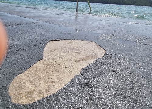Fotografija 3 - Kupači nezadovoljni obnovljenom plažom u Zablaću: Raspada se gornji sloj betona