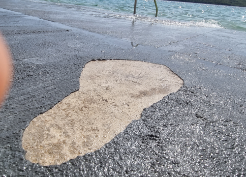 Fotografija 4 - Kupači nezadovoljni obnovljenom plažom u Zablaću: Raspada se gornji sloj betona
