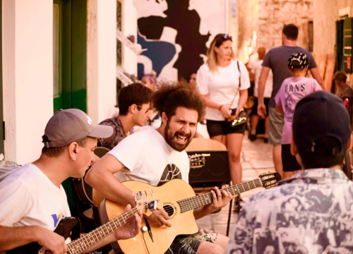 Fotografija 11 - Donosimo vam dijelić atmosfere Vodice Street Festivala: Šumica, Naslijeđe, JB Trio i BluVinil