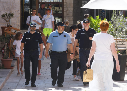 Strani i domaći policajci u patroli Šibenikom: 'Turisti lakše komuniciraju kad vide poznatu uniformu'