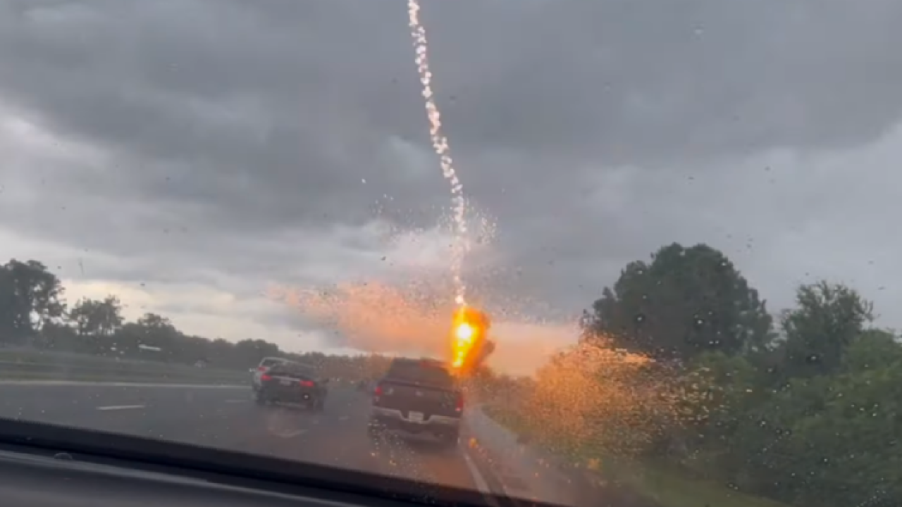 Snimljen udarac munje u kamionet: Meteorolozi zaprepašteni snimkom