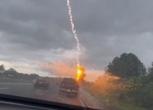 Snimljen udarac munje u kamionet: Meteorolozi zaprepašteni snimkom