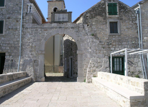 Iz čistog neznanja, Zlosela su 1930. godine promijenila ime u Pirovac