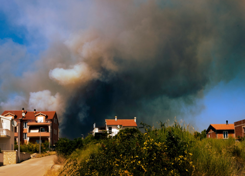 Fotografija 8 - Jedan vatrogasac ozlijeđen, četveročlana obitelj iz Rasline koja je ostala bez kuće smještena u Cvjetni dom