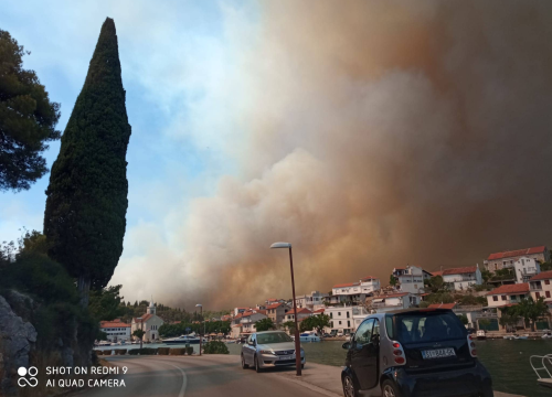 Fotografija 4 - Jedan vatrogasac ozlijeđen, četveročlana obitelj iz Rasline koja je ostala bez kuće smještena u Cvjetni dom
