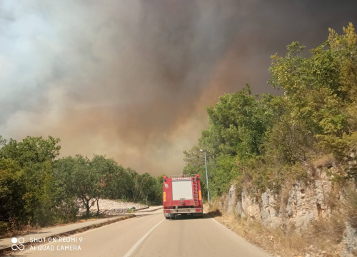 Fotografija 5 - Jedan vatrogasac ozlijeđen, četveročlana obitelj iz Rasline koja je ostala bez kuće smještena u Cvjetni dom