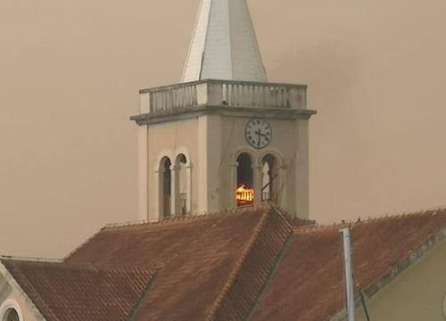 Fotografija 43 - Jedan vatrogasac ozlijeđen, četveročlana obitelj iz Rasline koja je ostala bez kuće smještena u Cvjetni dom