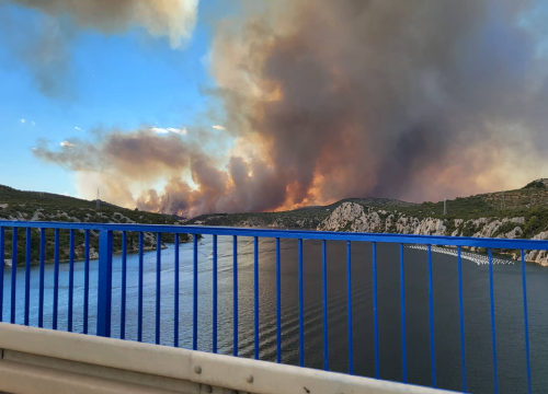 Fotografija 3 - Jedan vatrogasac ozlijeđen, četveročlana obitelj iz Rasline koja je ostala bez kuće smještena u Cvjetni dom