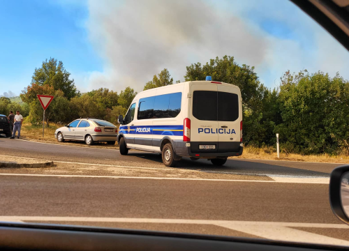 Fotografija 7 - Jedan vatrogasac ozlijeđen, četveročlana obitelj iz Rasline koja je ostala bez kuće smještena u Cvjetni dom