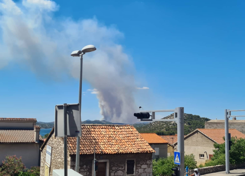 Fotografija 2 - Jedan vatrogasac ozlijeđen, četveročlana obitelj iz Rasline koja je ostala bez kuće smještena u Cvjetni dom
