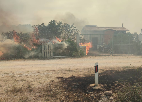 Fotografija 6 - Jedan vatrogasac ozlijeđen, četveročlana obitelj iz Rasline koja je ostala bez kuće smještena u Cvjetni dom