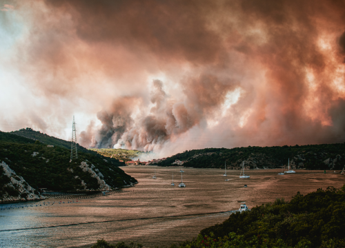 Fotografija 10 - Jedan vatrogasac ozlijeđen, četveročlana obitelj iz Rasline koja je ostala bez kuće smještena u Cvjetni dom