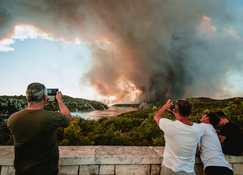 Fotografija 11 - Jedan vatrogasac ozlijeđen, četveročlana obitelj iz Rasline koja je ostala bez kuće smještena u Cvjetni dom
