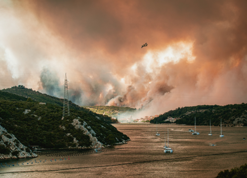 Fotografija 12 - Jedan vatrogasac ozlijeđen, četveročlana obitelj iz Rasline koja je ostala bez kuće smještena u Cvjetni dom