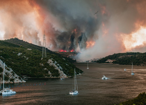 Fotografija 13 - Jedan vatrogasac ozlijeđen, četveročlana obitelj iz Rasline koja je ostala bez kuće smještena u Cvjetni dom