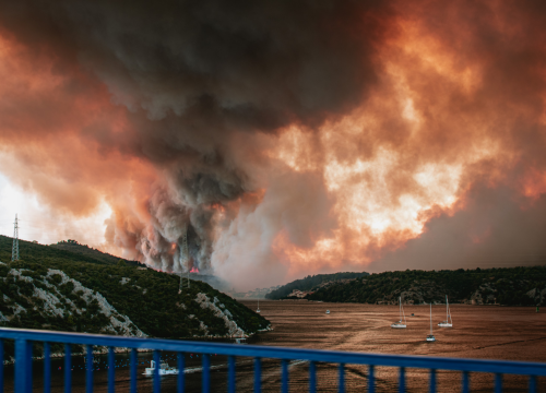 Fotografija 14 - Jedan vatrogasac ozlijeđen, četveročlana obitelj iz Rasline koja je ostala bez kuće smještena u Cvjetni dom