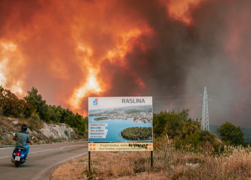 Fotografija 16 - Jedan vatrogasac ozlijeđen, četveročlana obitelj iz Rasline koja je ostala bez kuće smještena u Cvjetni dom