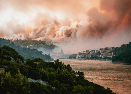 Fotografija 19 - Jedan vatrogasac ozlijeđen, četveročlana obitelj iz Rasline koja je ostala bez kuće smještena u Cvjetni dom