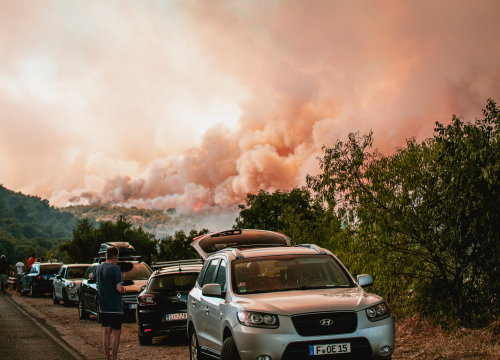 Fotografija 18 - Jedan vatrogasac ozlijeđen, četveročlana obitelj iz Rasline koja je ostala bez kuće smještena u Cvjetni dom