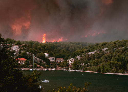 Fotografija 21 - Jedan vatrogasac ozlijeđen, četveročlana obitelj iz Rasline koja je ostala bez kuće smještena u Cvjetni dom