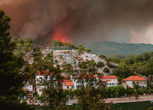 Fotografija 24 - Jedan vatrogasac ozlijeđen, četveročlana obitelj iz Rasline koja je ostala bez kuće smještena u Cvjetni dom