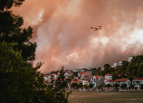 Fotografija 23 - Jedan vatrogasac ozlijeđen, četveročlana obitelj iz Rasline koja je ostala bez kuće smještena u Cvjetni dom