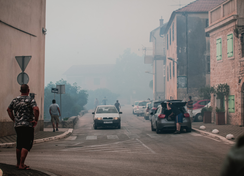 Fotografija 25 - Jedan vatrogasac ozlijeđen, četveročlana obitelj iz Rasline koja je ostala bez kuće smještena u Cvjetni dom