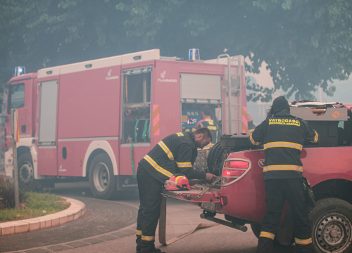 Fotografija 26 - Jedan vatrogasac ozlijeđen, četveročlana obitelj iz Rasline koja je ostala bez kuće smještena u Cvjetni dom