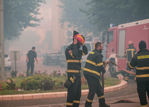 Fotografija 27 - Jedan vatrogasac ozlijeđen, četveročlana obitelj iz Rasline koja je ostala bez kuće smještena u Cvjetni dom