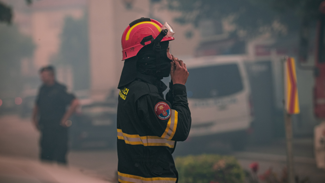 Jedan vatrogasac ozlijeđen, četveročlana obitelj iz Rasline koja je ostala bez kuće smještena u Cvjetni dom
