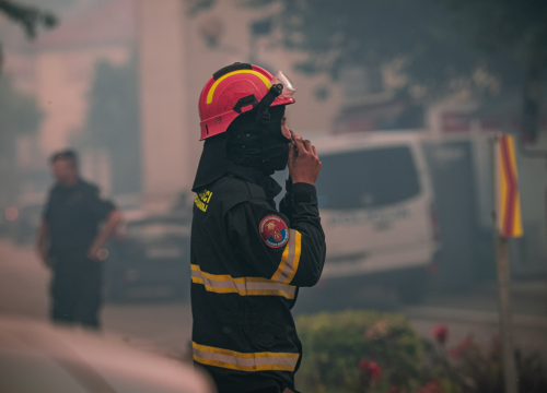 Jedan vatrogasac ozlijeđen, četveročlana obitelj iz Rasline koja je ostala bez kuće smještena u Cvjetni dom