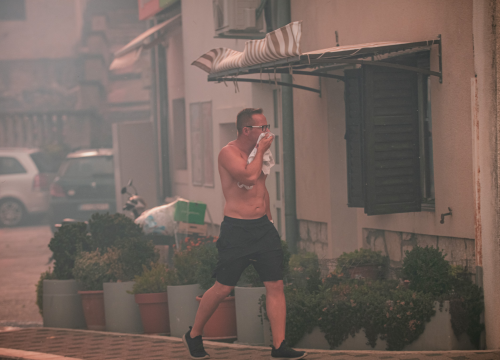 Fotografija 29 - Jedan vatrogasac ozlijeđen, četveročlana obitelj iz Rasline koja je ostala bez kuće smještena u Cvjetni dom