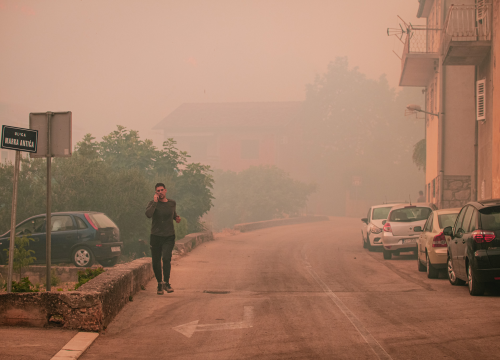 Fotografija 30 - Jedan vatrogasac ozlijeđen, četveročlana obitelj iz Rasline koja je ostala bez kuće smještena u Cvjetni dom