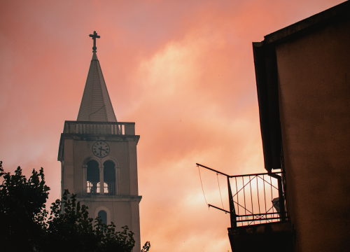 Fotografija 32 - Jedan vatrogasac ozlijeđen, četveročlana obitelj iz Rasline koja je ostala bez kuće smještena u Cvjetni dom