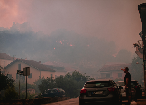 Fotografija 31 - Jedan vatrogasac ozlijeđen, četveročlana obitelj iz Rasline koja je ostala bez kuće smještena u Cvjetni dom