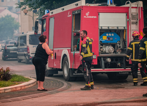 Fotografija 33 - Jedan vatrogasac ozlijeđen, četveročlana obitelj iz Rasline koja je ostala bez kuće smještena u Cvjetni dom
