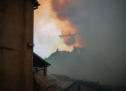 Fotografija 34 - Jedan vatrogasac ozlijeđen, četveročlana obitelj iz Rasline koja je ostala bez kuće smještena u Cvjetni dom
