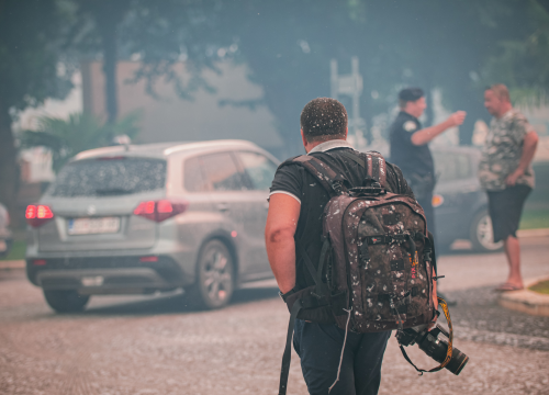 Fotografija 38 - Jedan vatrogasac ozlijeđen, četveročlana obitelj iz Rasline koja je ostala bez kuće smještena u Cvjetni dom