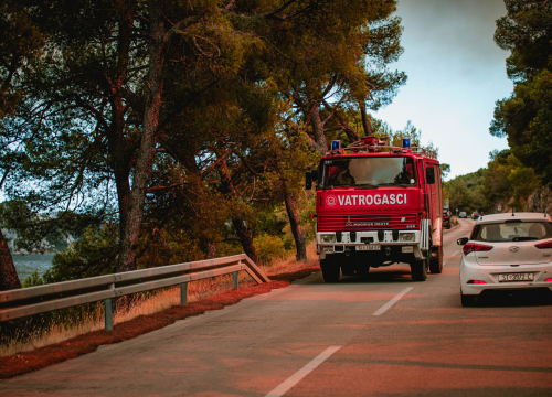 Fotografija 39 - Jedan vatrogasac ozlijeđen, četveročlana obitelj iz Rasline koja je ostala bez kuće smještena u Cvjetni dom