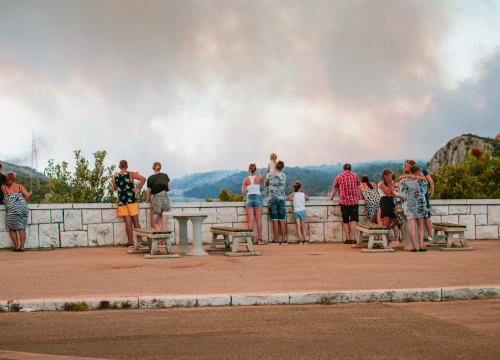 Fotografija 41 - Jedan vatrogasac ozlijeđen, četveročlana obitelj iz Rasline koja je ostala bez kuće smještena u Cvjetni dom