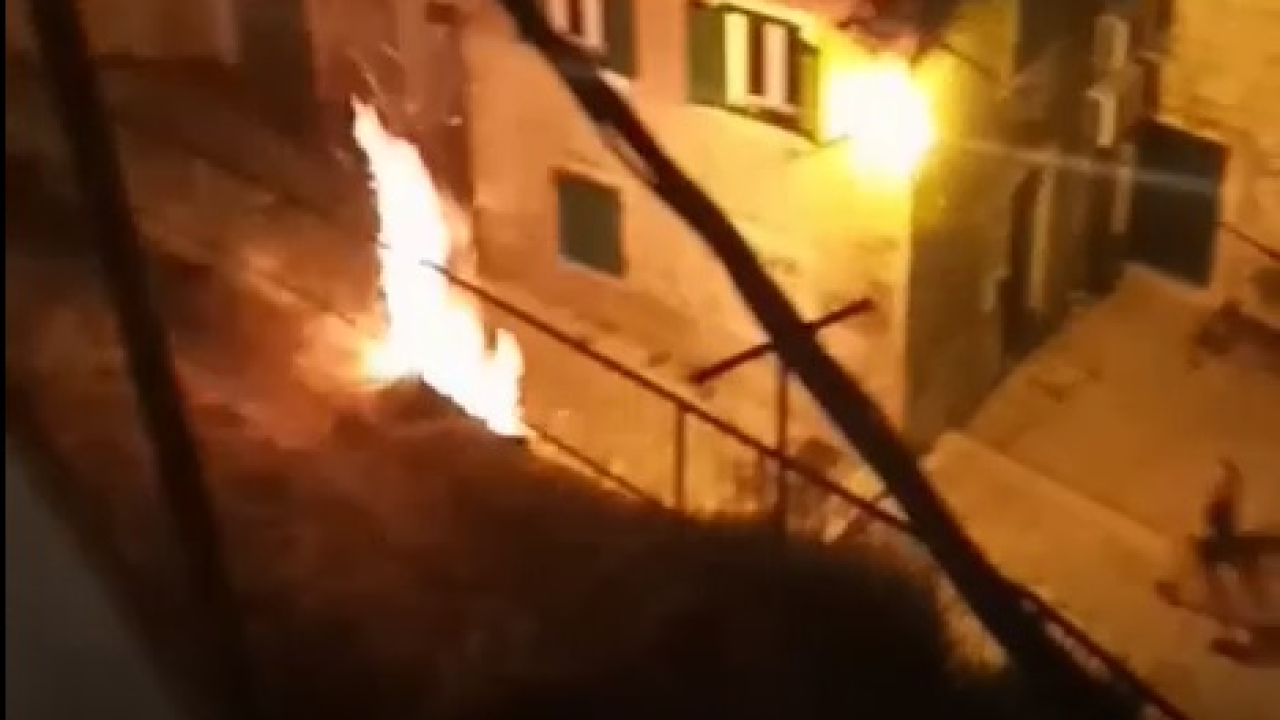 Snimljen piroman u šibenskom Kvartiru: Zapalio raslinje i utekao prije dolaska policije