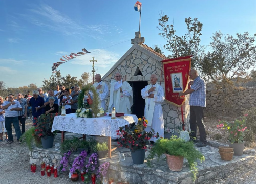 Misu u zoru za vjernike Zatona i Rasline predvodio biskup Tomislav Rogić