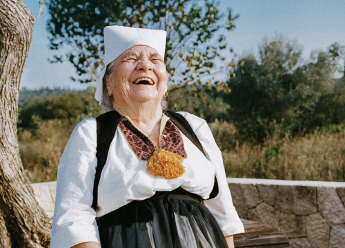 Baka Luca iz Konavala sa 95 godina oduševila Vogue i fotografa iz Manchestera!