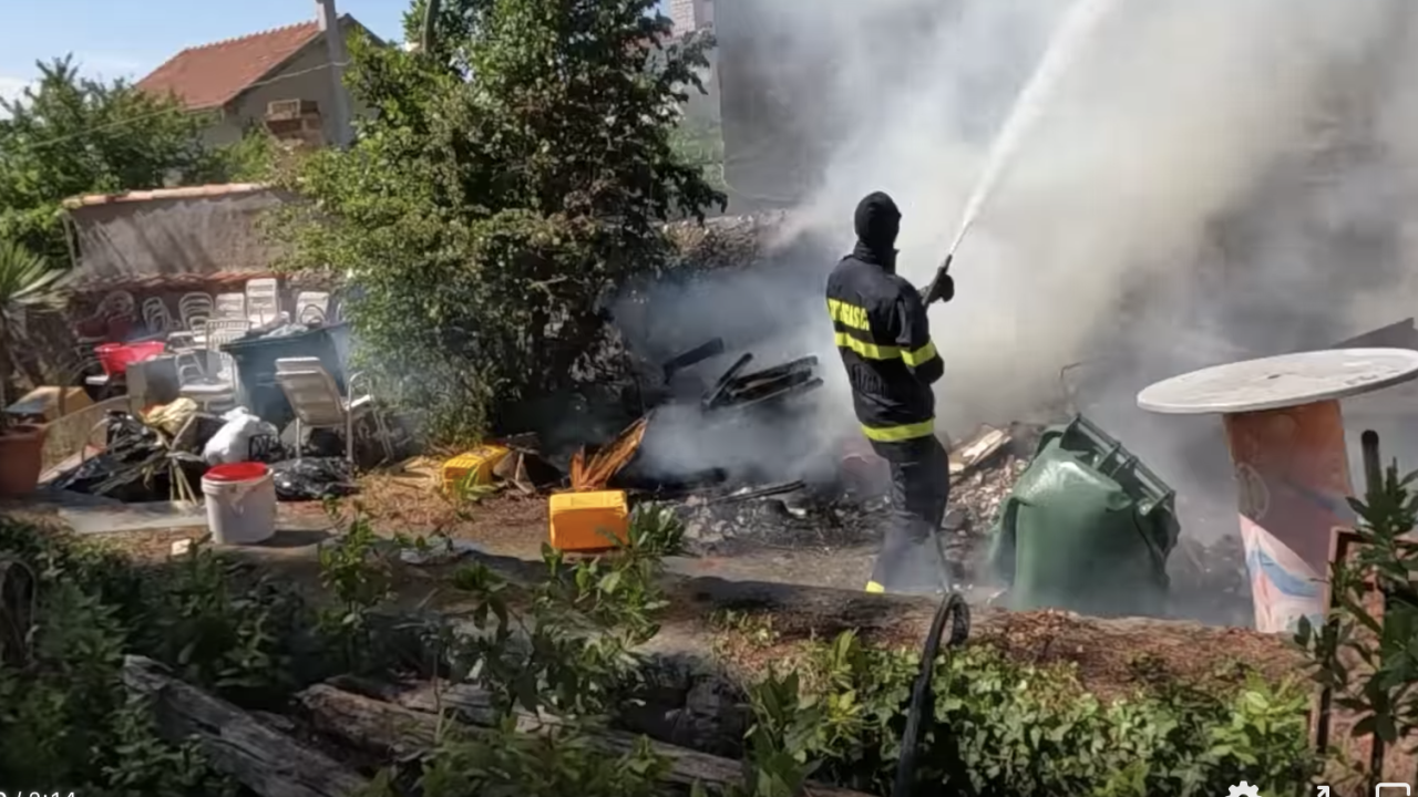 Zlarinski vatrogasci objavili snimku gašenja požara u đardinu hotela Koralj