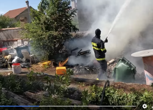 Zlarinski vatrogasci objavili snimku gašenja požara u đardinu hotela Koralj