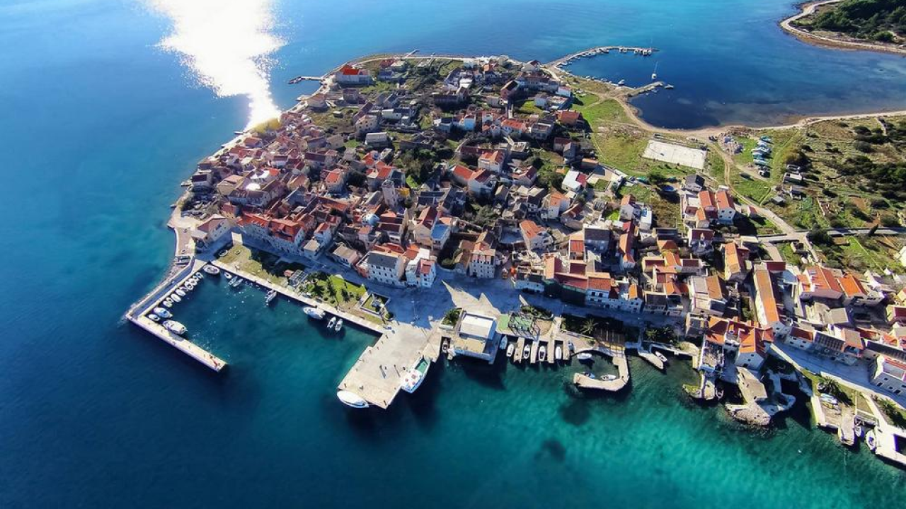 Krapanj: Najniži hrvatski otok s bogatom poviješću i tradicijom